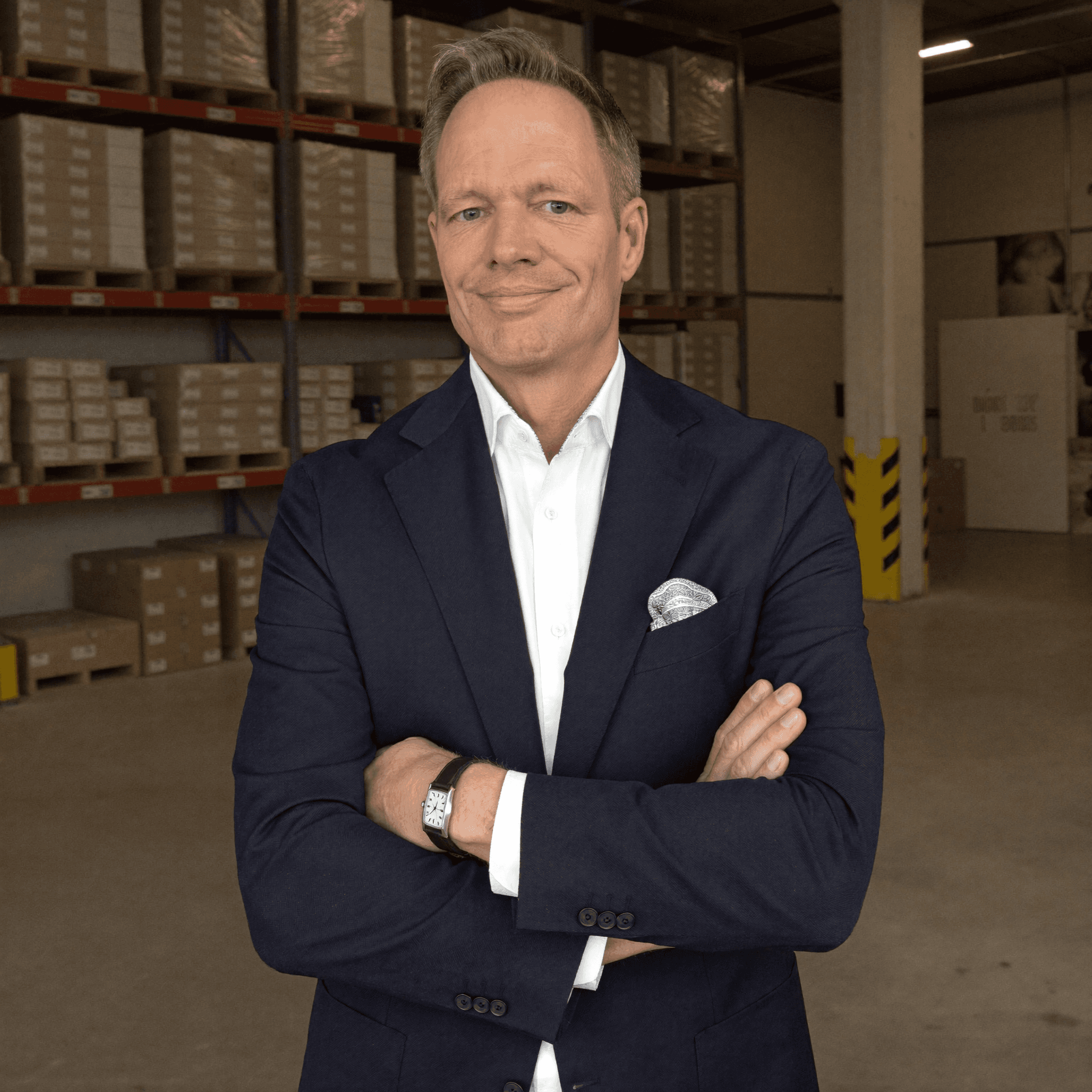 Oliver Jürgen im Lager eines Mittelstandsbetriebs, ex-Teamleiter Einkauf bei BMW